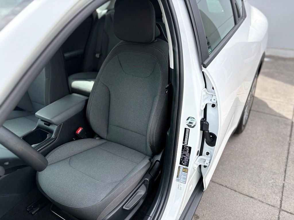 Used 2025 Snow White Pearl Kia LX image 12