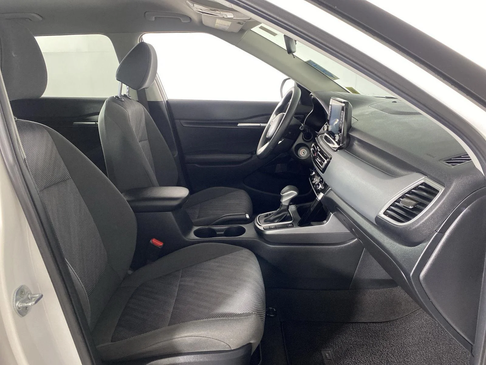 Used 2022 Snow White Pearl Kia LX image 38