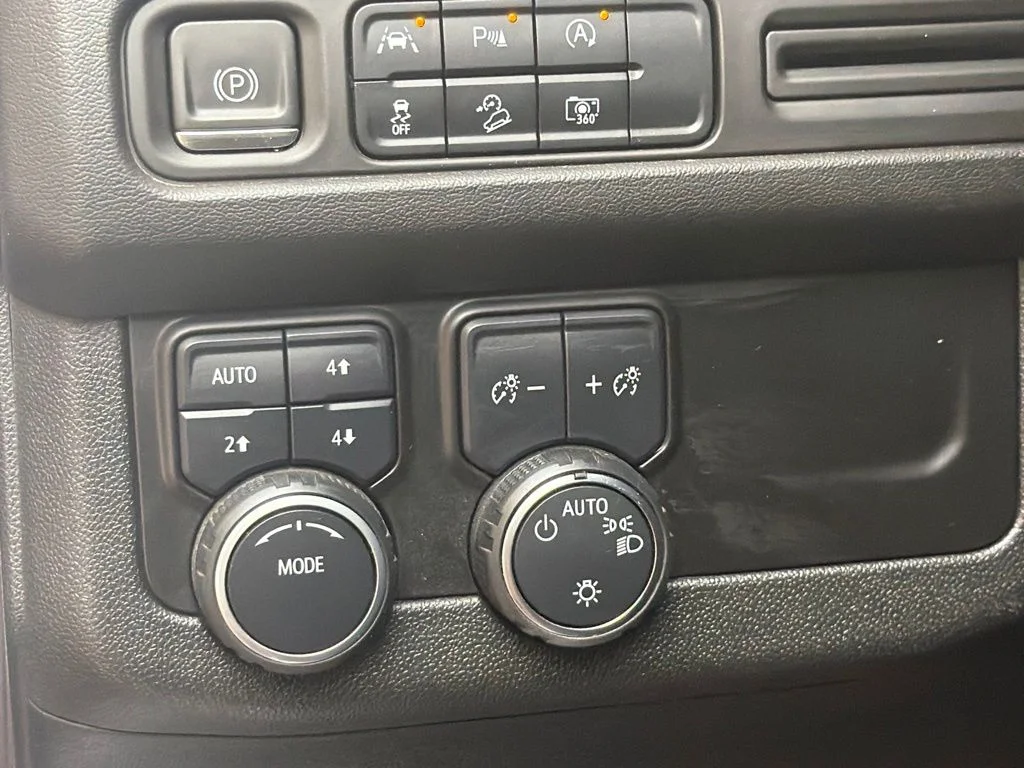 Used 2023 Summit White Chevrolet Z71 image 25