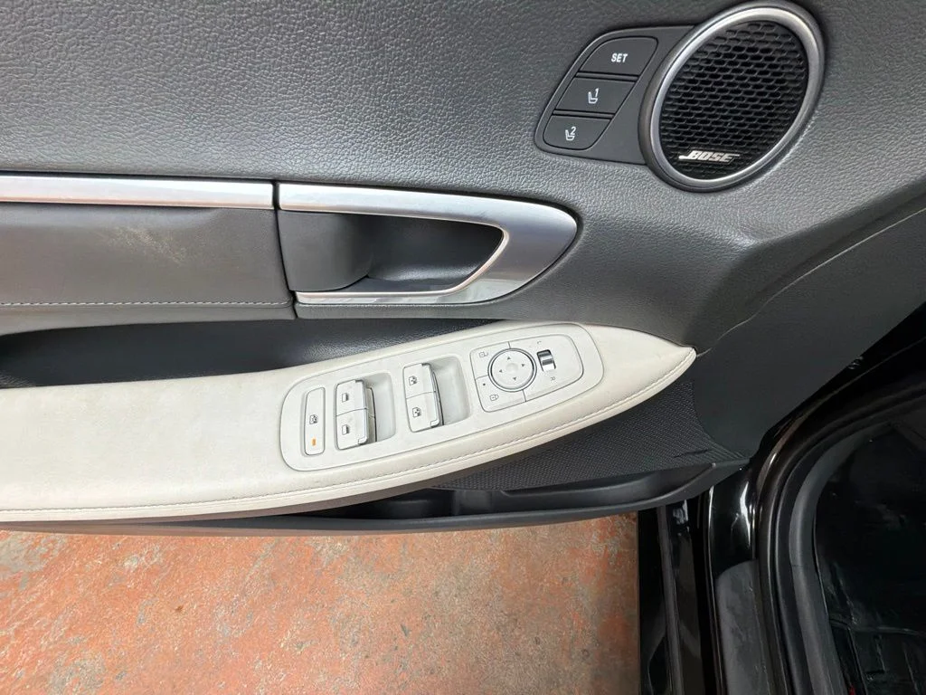 Used 2022 Black Hyundai Limited image 23