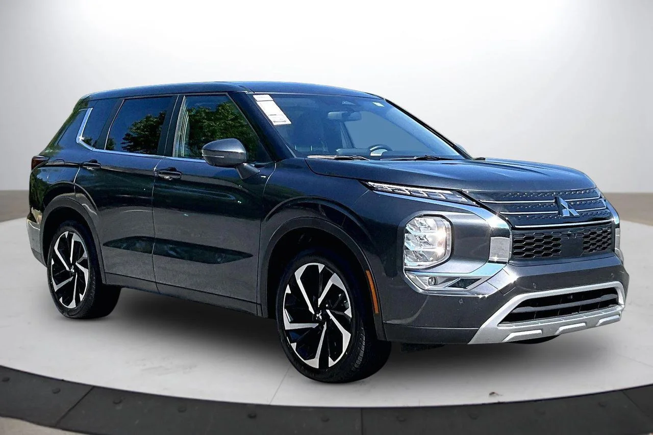 Certified Used 2024  Mitsubishi SE image 2