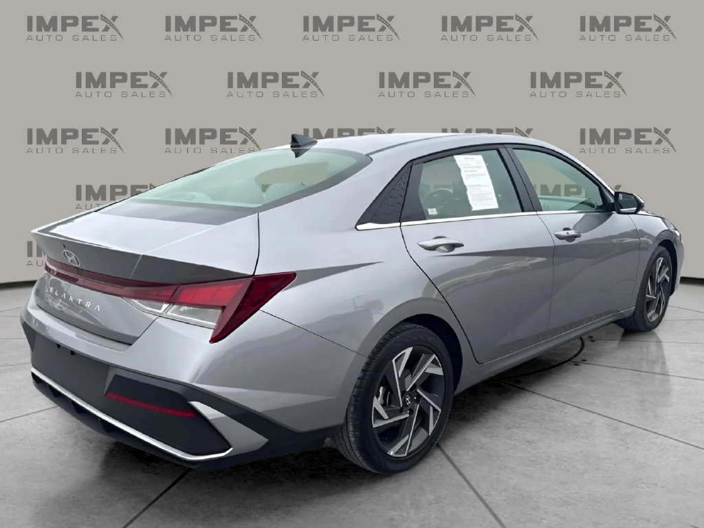 Used 2025 Silver Hyundai SEL Convenience image 5