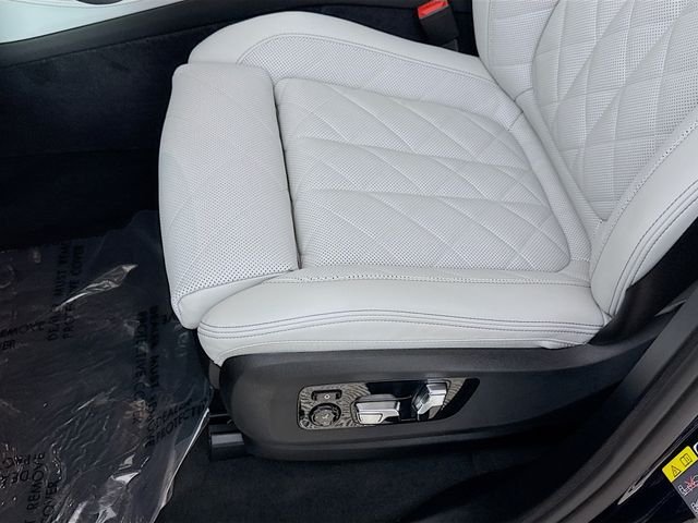 New 2026 Carbon Black Metallic BMW xDrive50e image 20