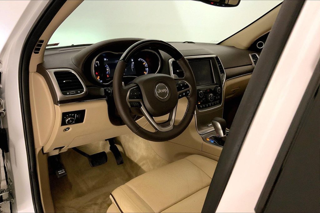 Used 2018 Ivory Jeep Overland image 21