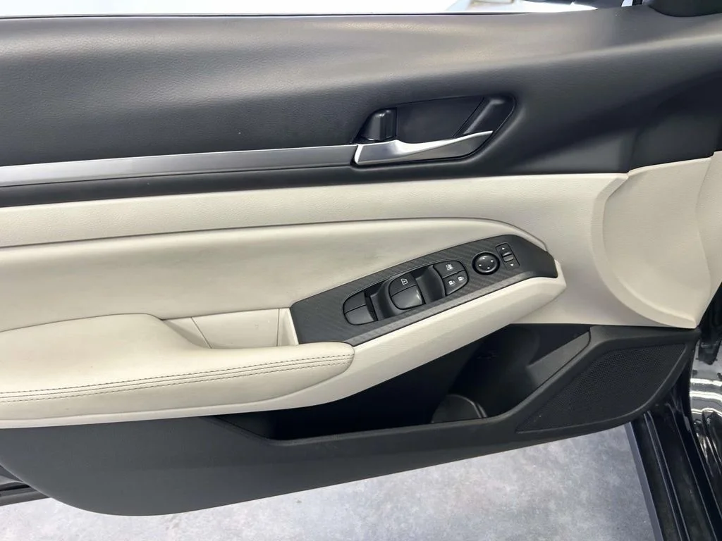 Used 2022 Blue Nissan 2.5 SV image 16