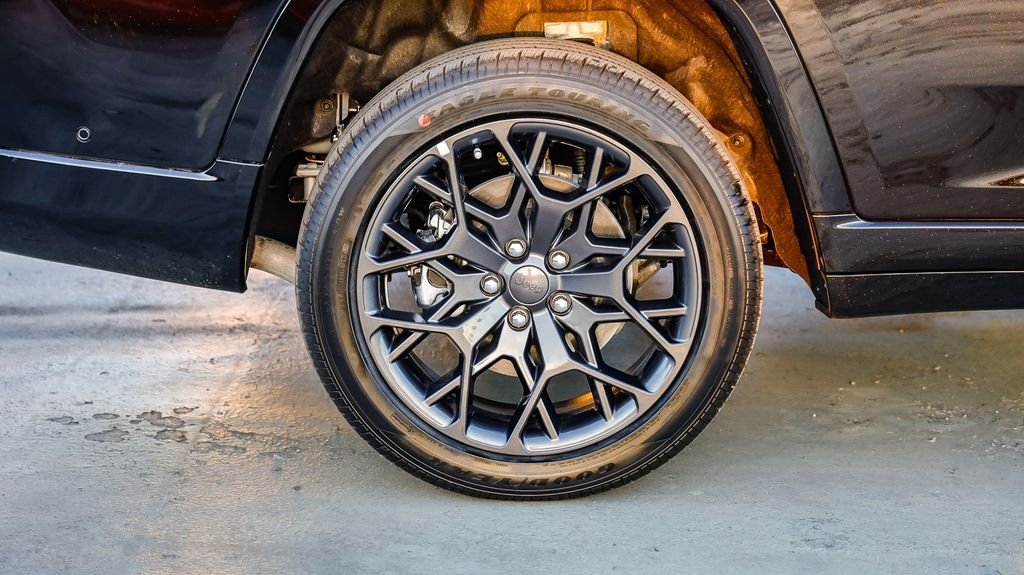 New 2026 Diamond Black Crystal Pearlcoat Jeep Summit image 12