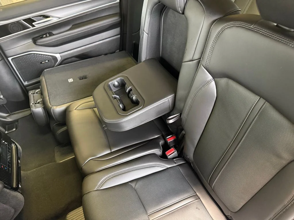 New 2026 Silver-Zynith Exterior Paint Jeep  image 40