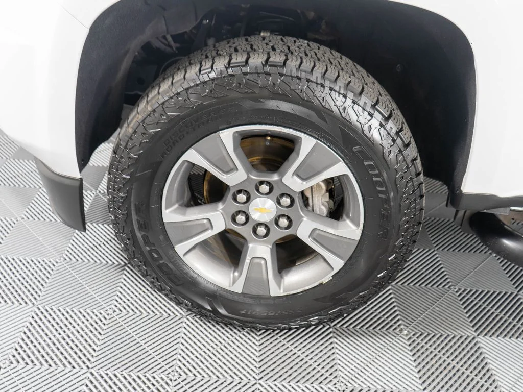 Used 2015 White Chevrolet Z71 image 25