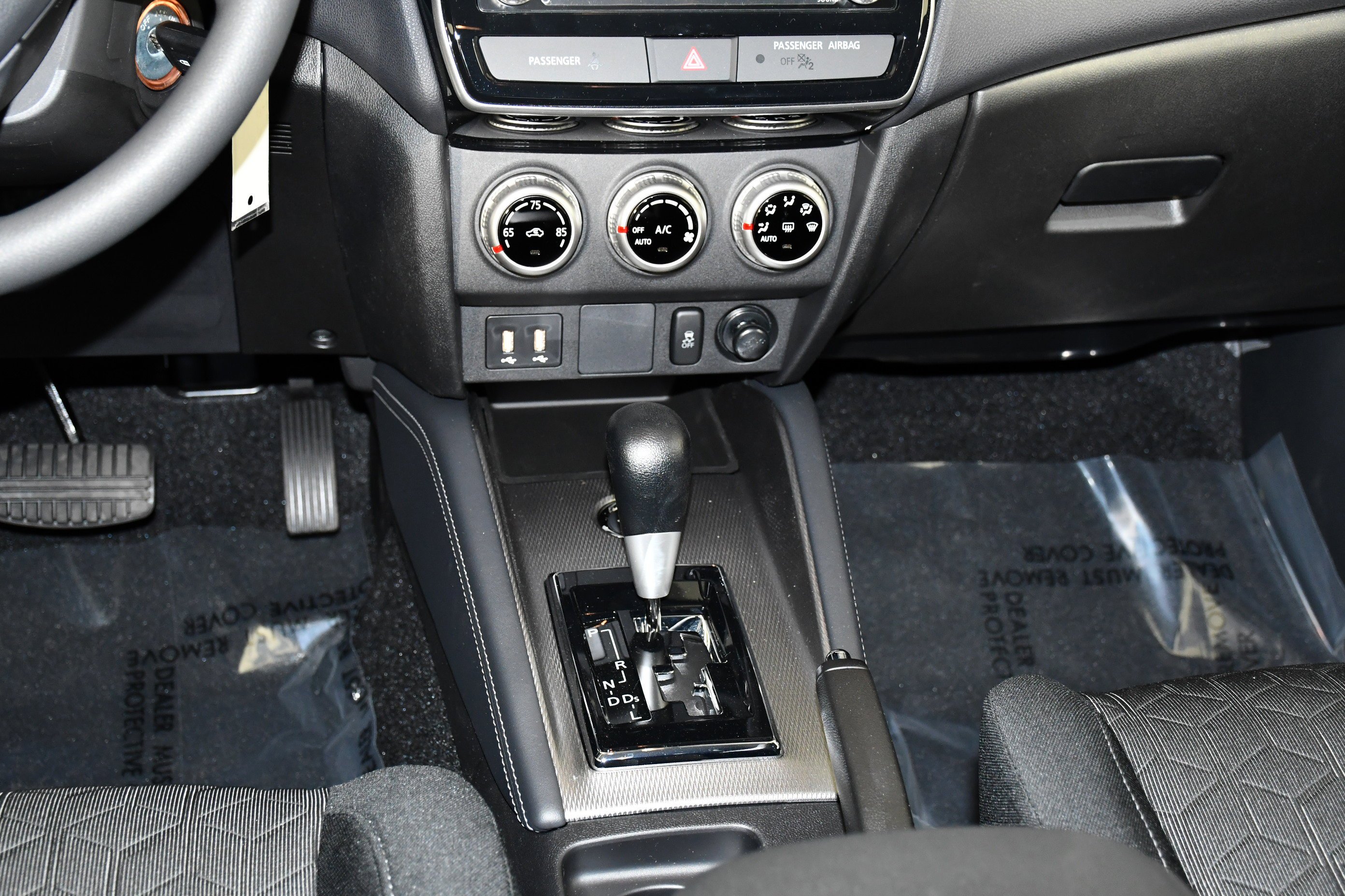 New 2026 Labrador Black Pearl Mitsubishi ES image 13