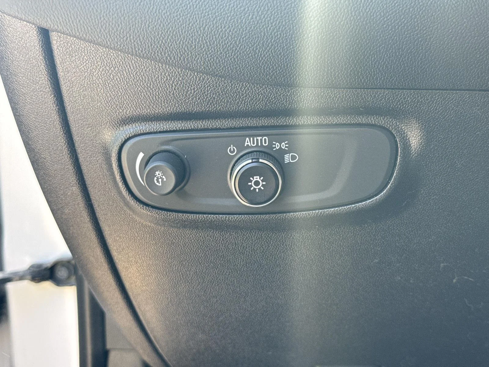 Used 2019 Iridescent Pearl Tricoat Chevrolet LT image 17