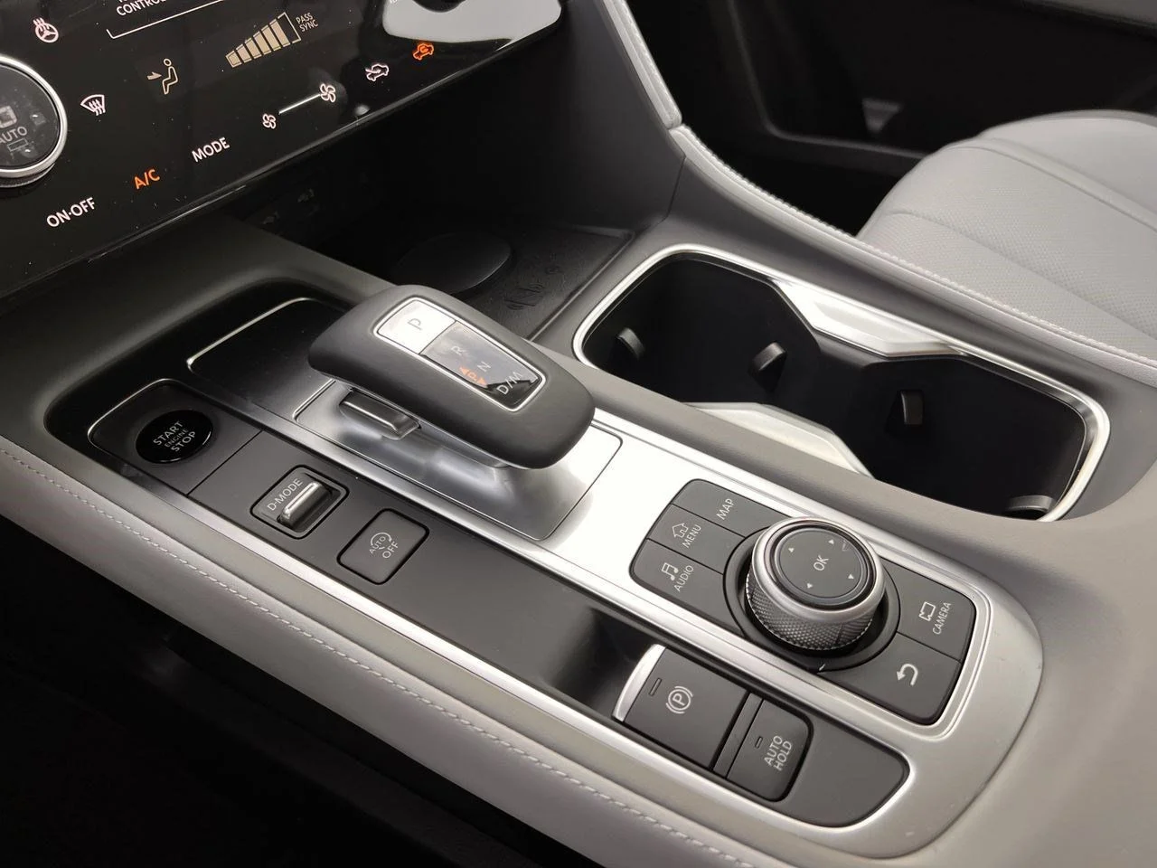 New 2027 RADIANT WHITE INFINITI Luxe FWD image 16