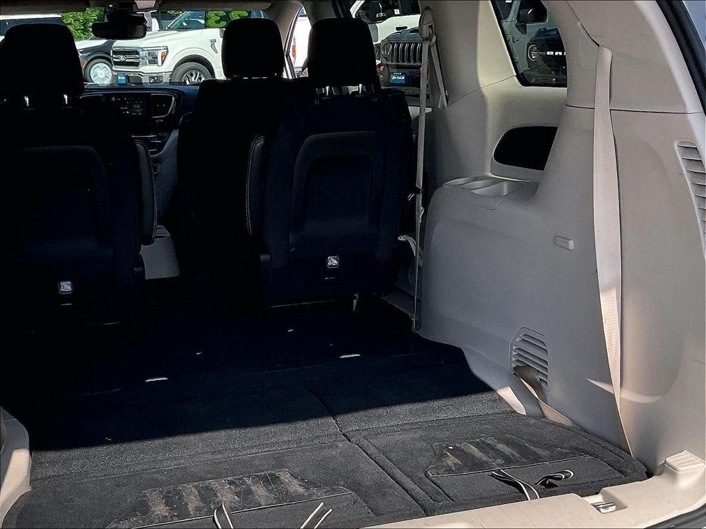 Used 2023 Silver Mist Clearcoat Chrysler LX image 34