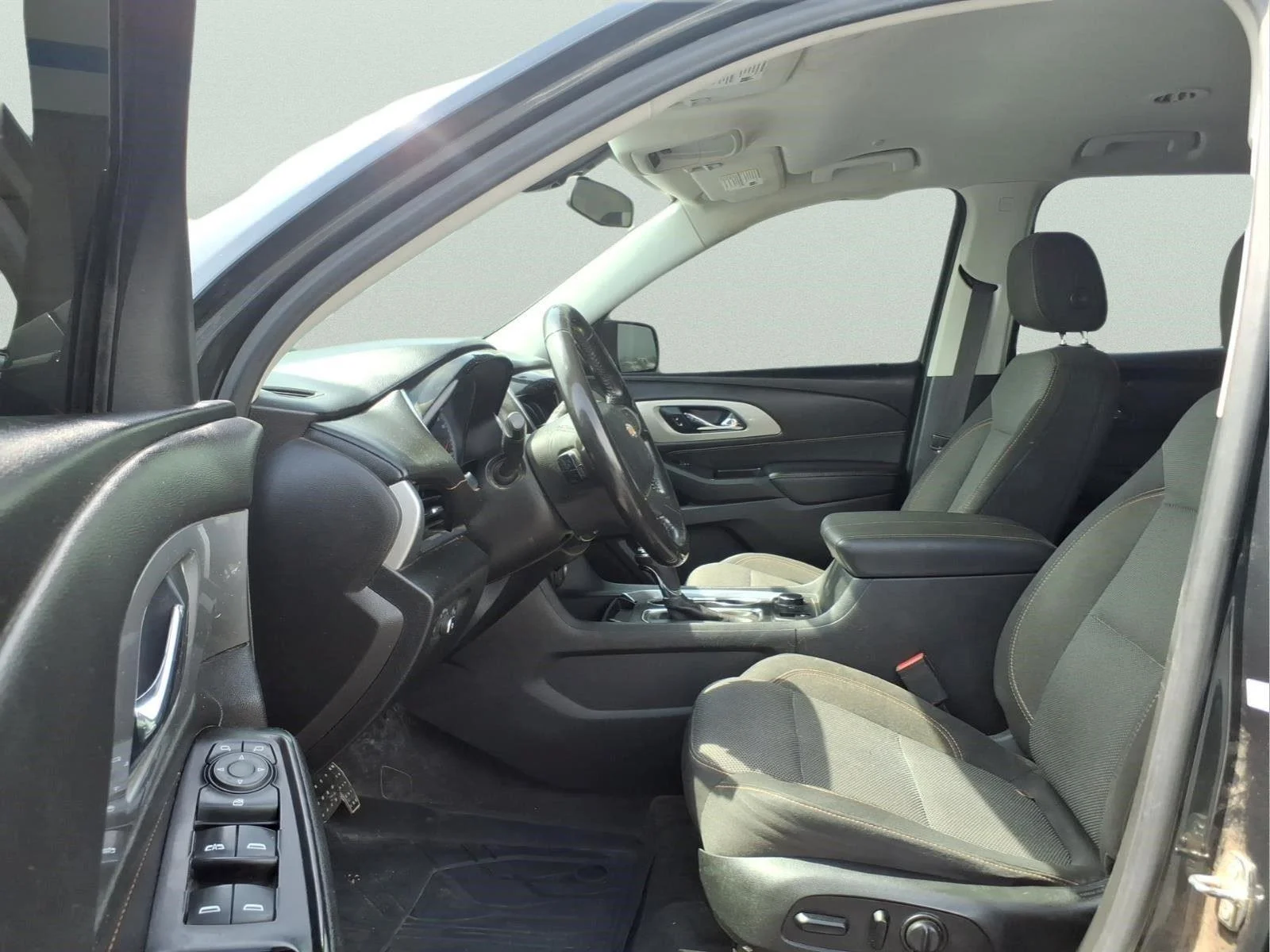 Used 2020 GRAPHITE METALLIC Chevrolet LT Cloth image 18