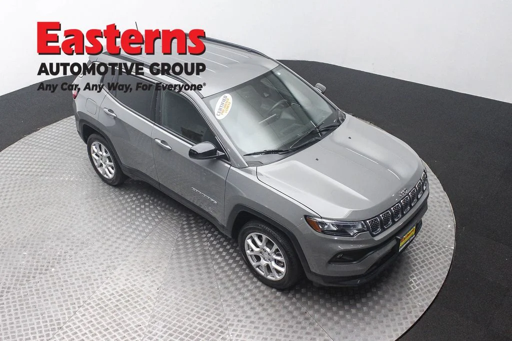 Used 2023 Gray Jeep Latitude Lux image 3