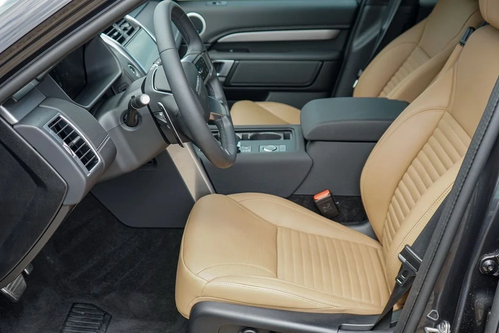 Used 2025 Black Land Rover Dynamic SE image 14