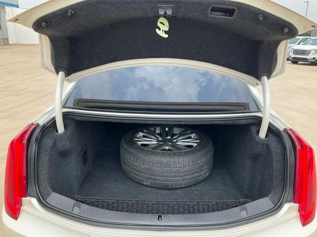 Used 2013 White Cadillac Luxury image 33