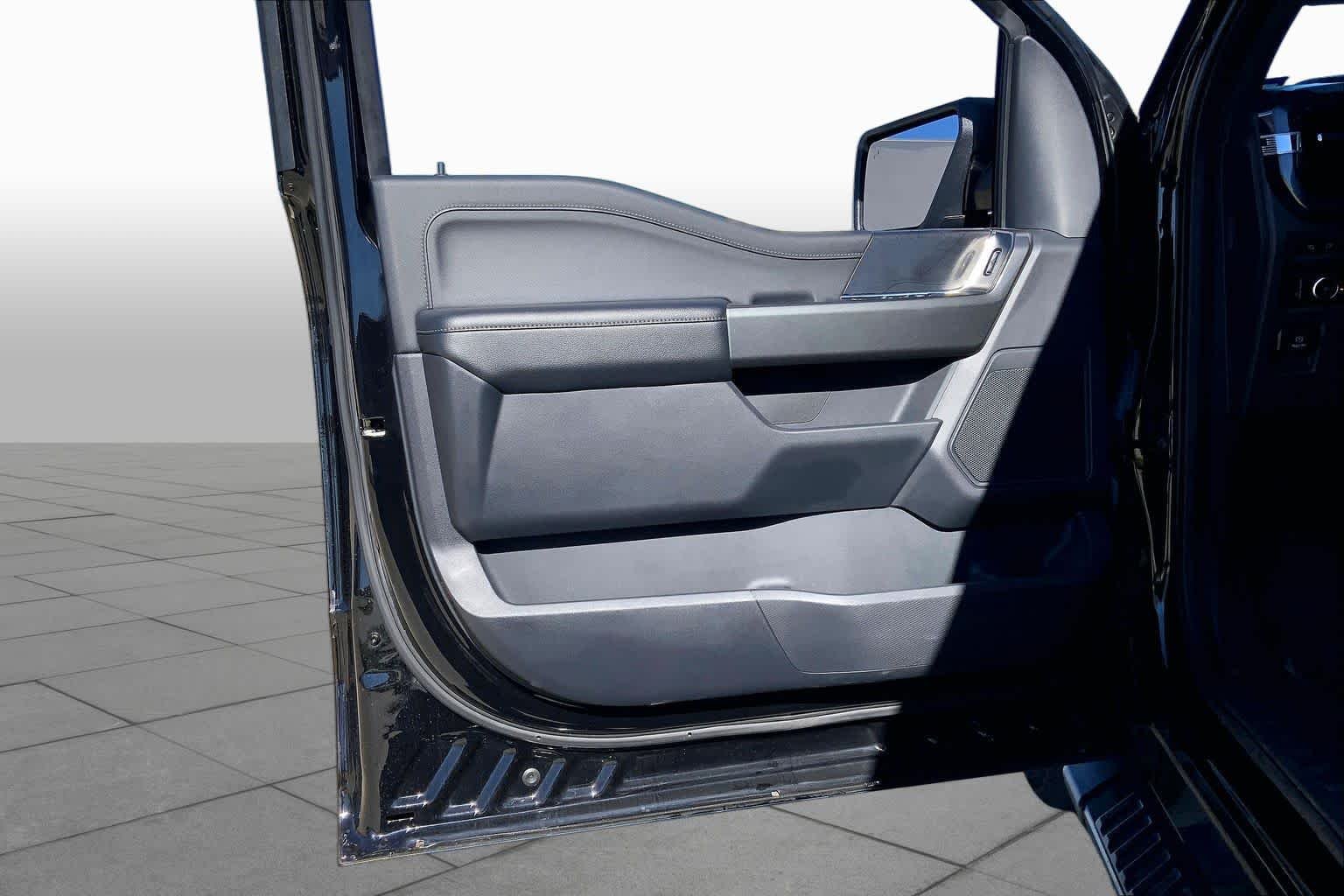 Used 2023 Agate Black Metallic Ford XLT image 21