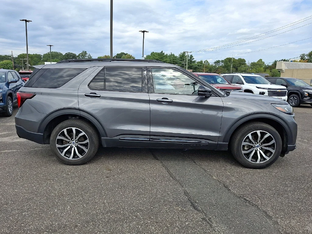 Used 2025 Carbonized Gray Ford ST-Line image 13