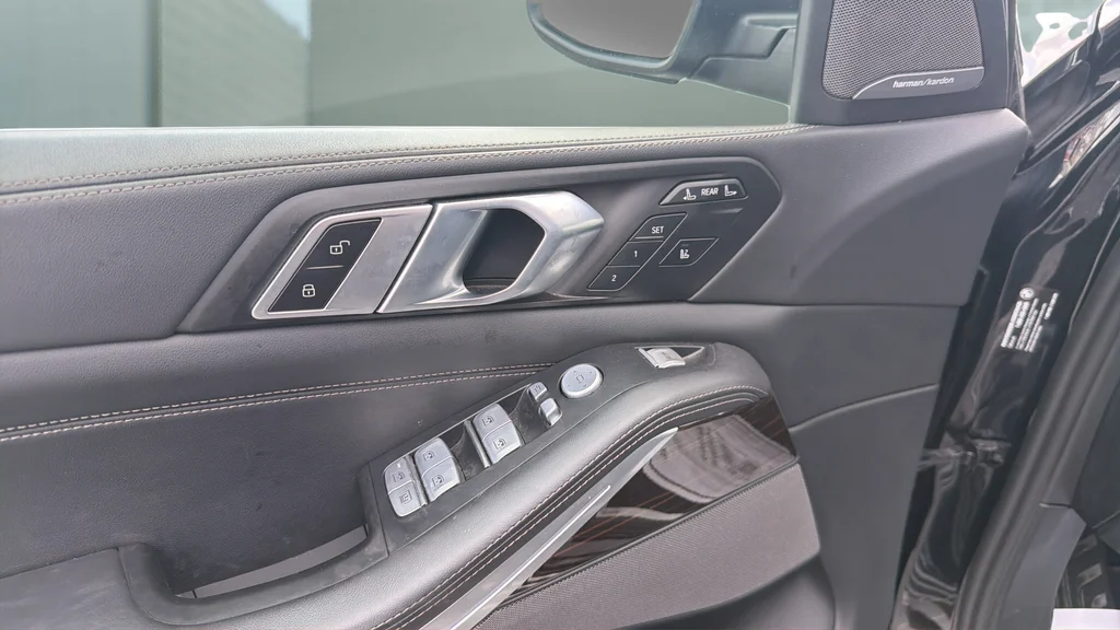 Used 2025 Black BMW xDrive40i image 22