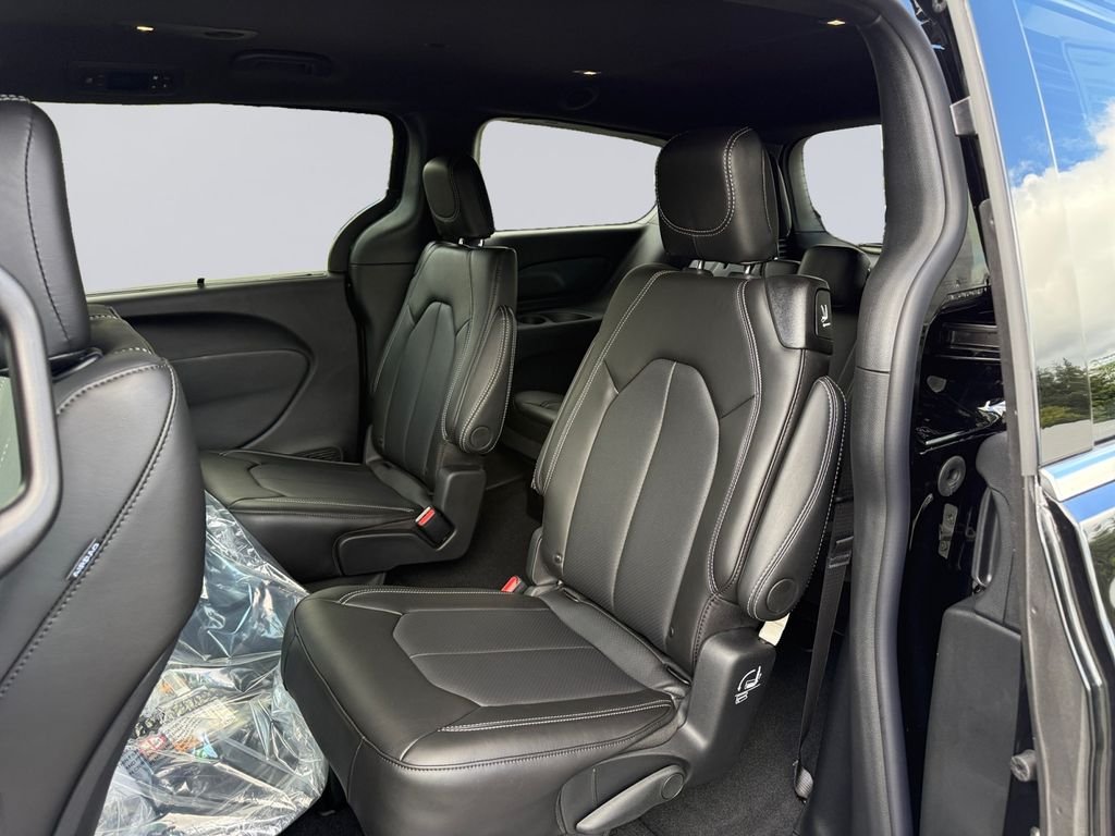 New 2027 Diamond Black Crystal Pearl-Coat Exterior Paint Chrysler Select image 16