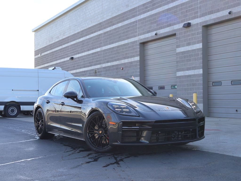 2025 Porsche Panamera GTS's photo