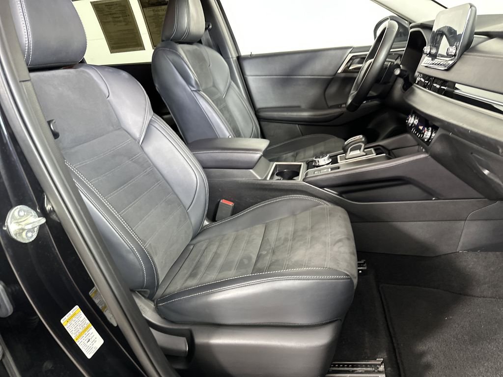 Used 2024 Labrador Black Pearl Mitsubishi SE image 28