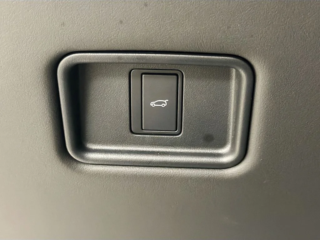 Used 2026 White Land Rover Dynamic SE image 11