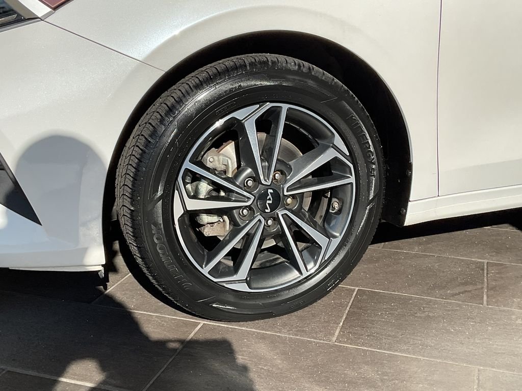 Used 2023 White Kia LXS image 4