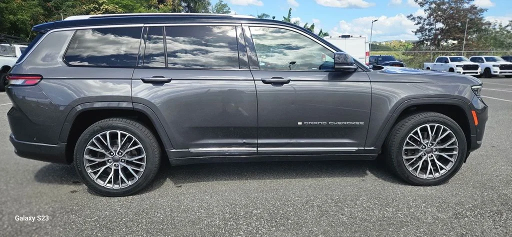 Used 2023 Gray Jeep Summit image 8