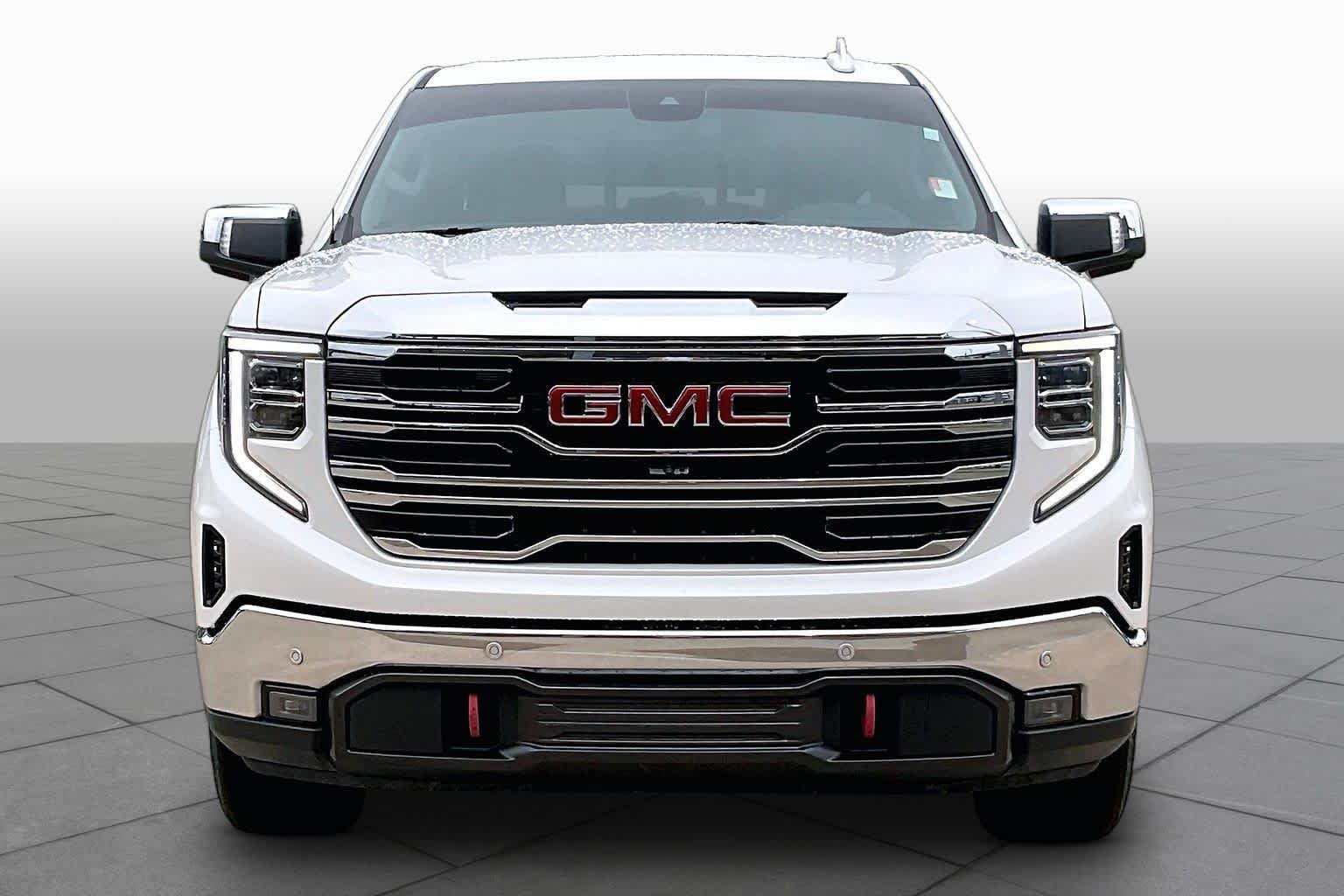 Used 2022 White Frost Tricoat GMC SLT image 4