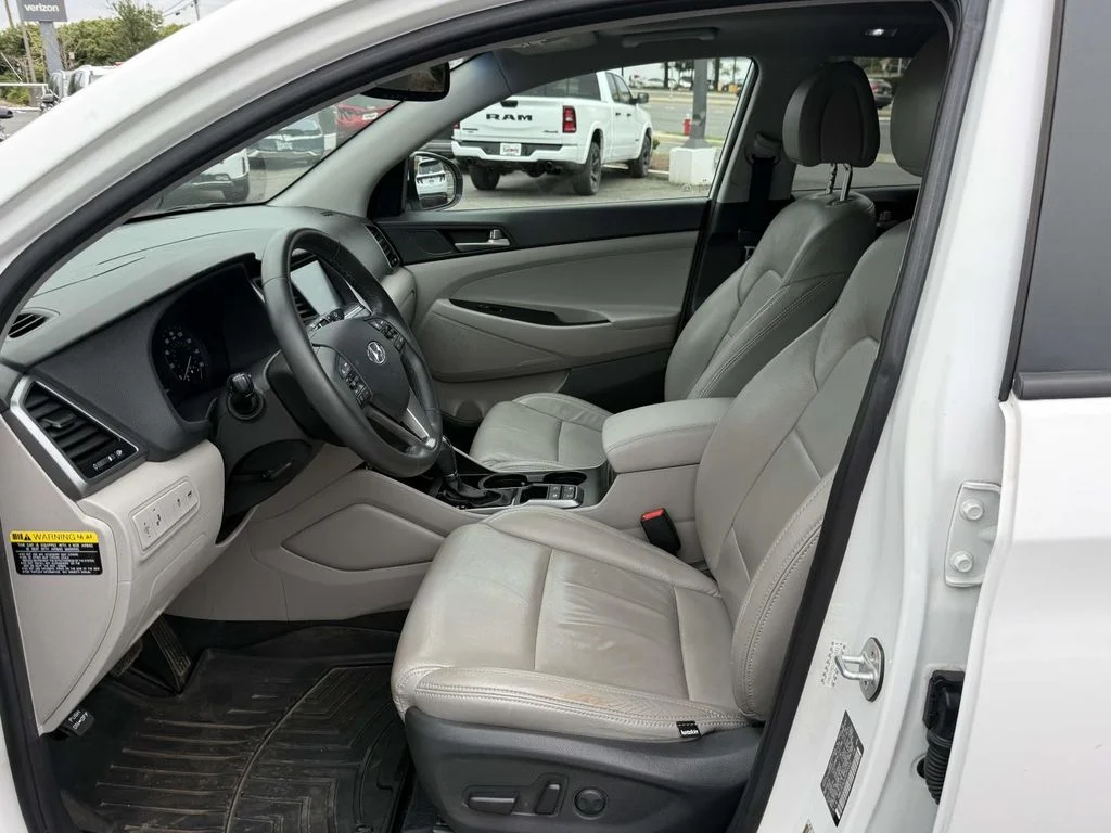 Used 2018 White Hyundai Value image 13