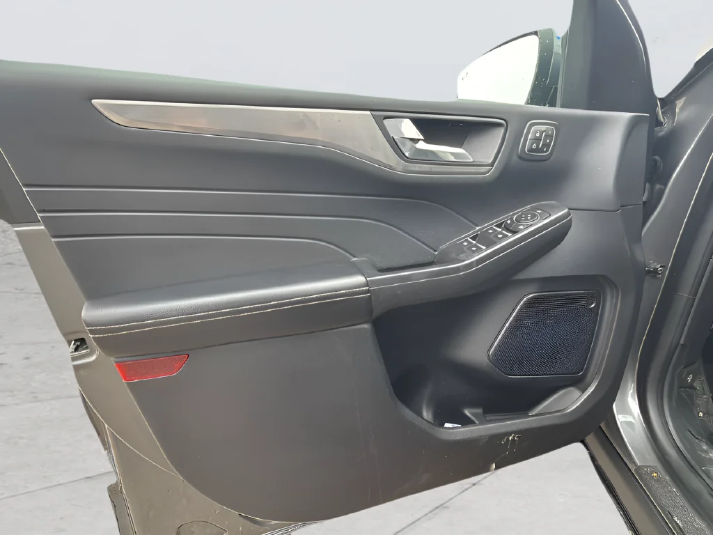 Used 2022  Ford Titanium image 11