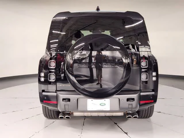 Used 2025 Santorini Black Metallic Land Rover V8 image 10