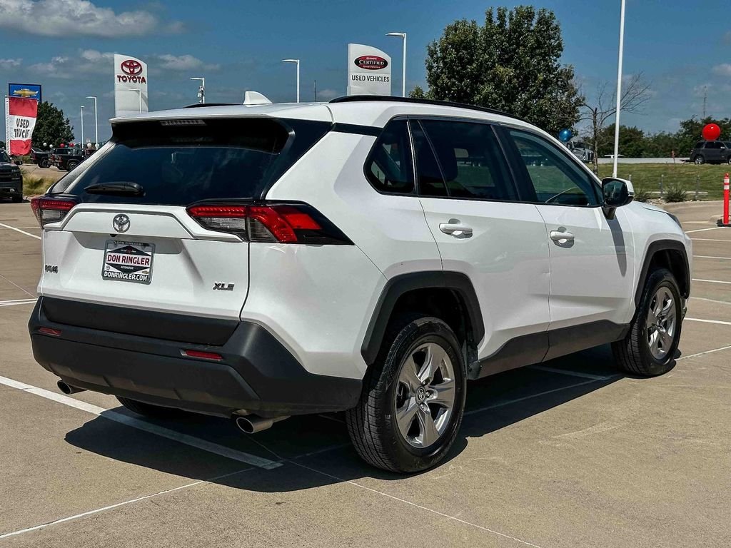 2025 Toyota RAV4 XLE - Photo 3