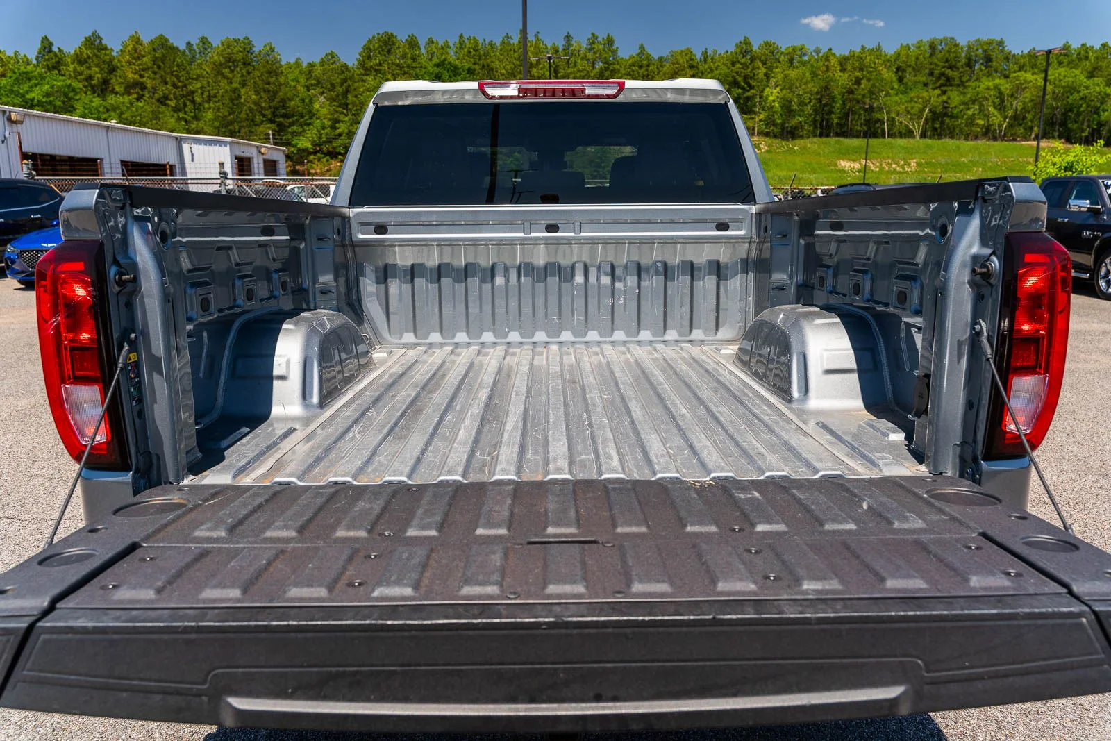 Used 2023 Silver GMC Elevation image 19