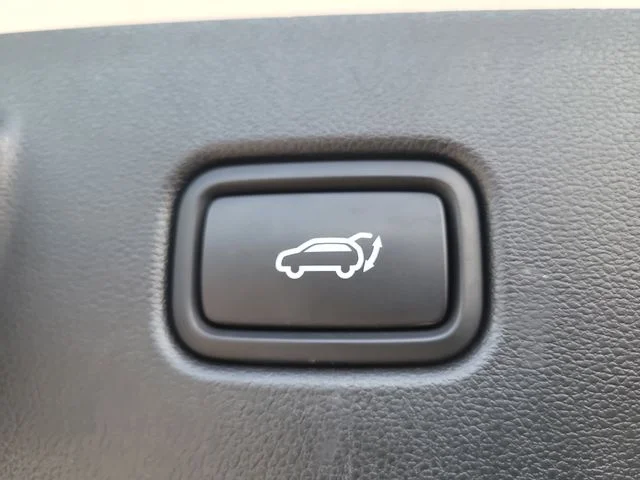 Used 2023 White Hyundai SEL image 11