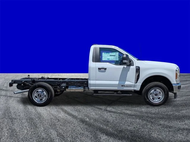 2026 Ford F-350 Super Duty Chassis Cab XL - Photo 3
