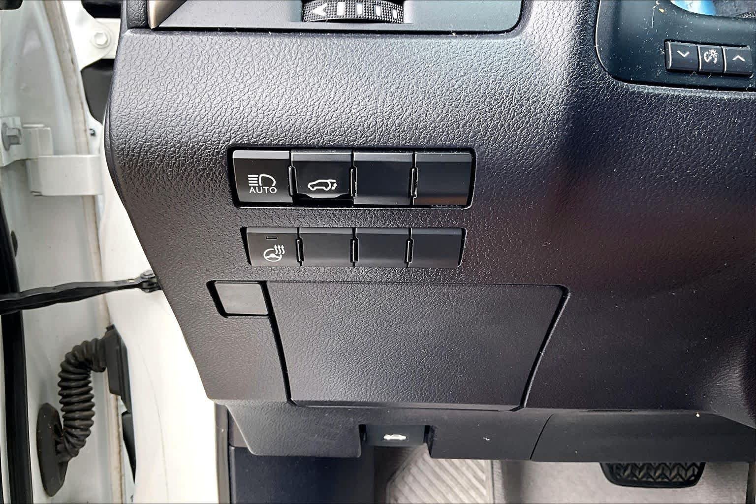 Used 2018 Eminent White Pearl Lexus  image 33