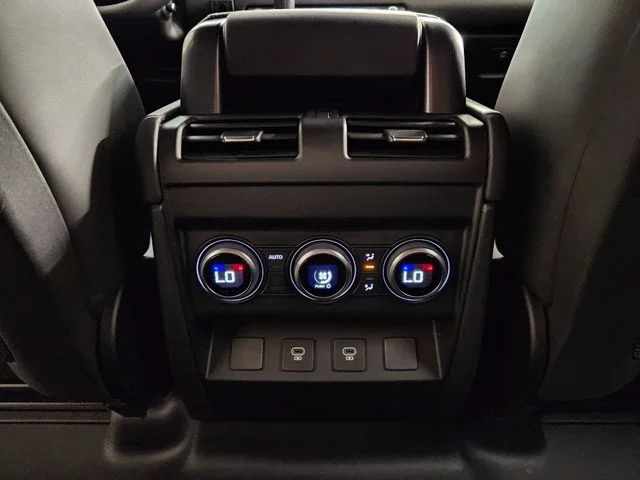 2025 Land Rover Defender X-Dynamic SE - Photo 31