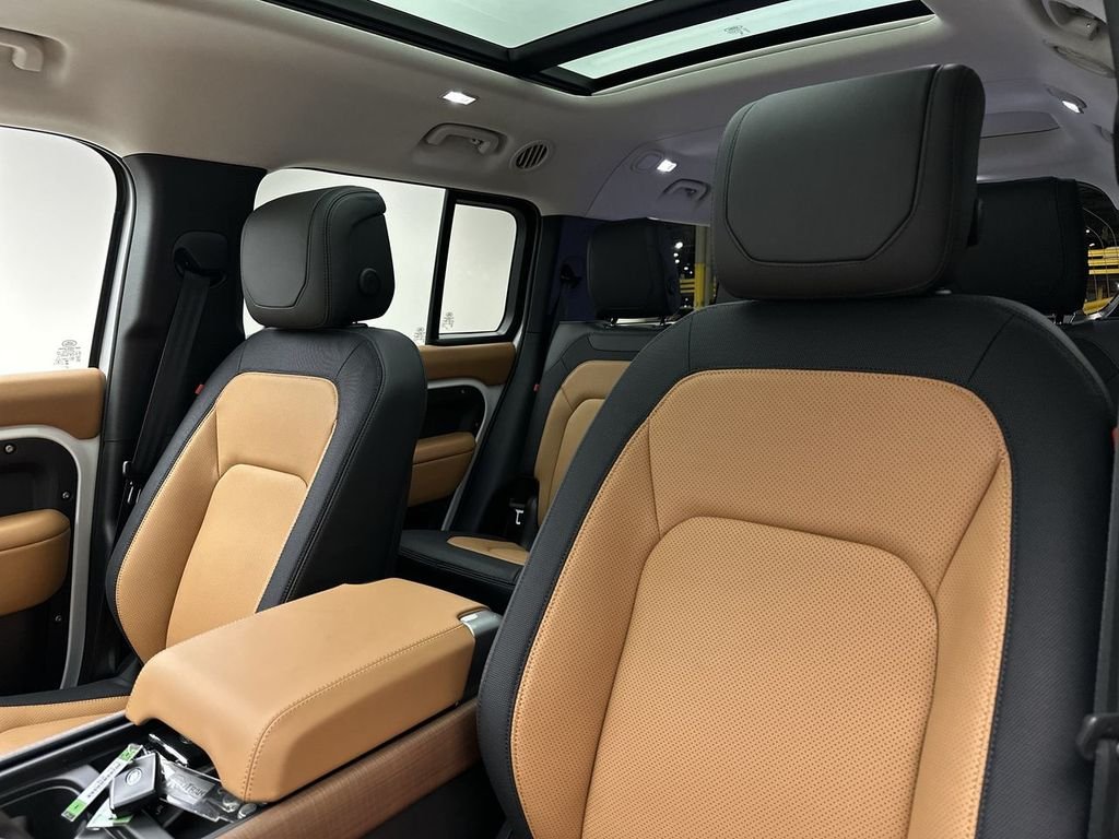 Used 2024 Fuji White Land Rover X-Dynamic SE image 15