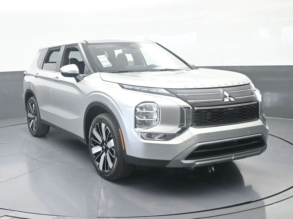 New 2026 Silver Metallic Mitsubishi SE 1.5T 2WD image 9