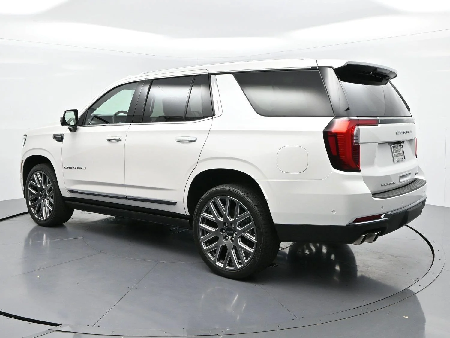 Used 2025 White Frost Tricoat GMC Denali Ultimate image 5