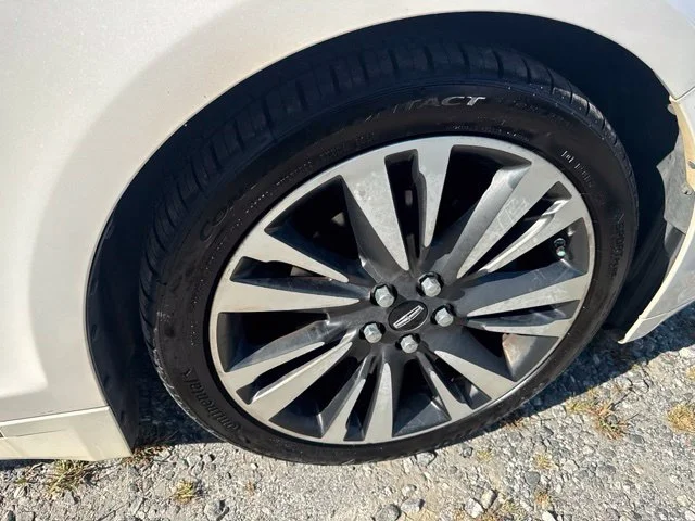 Used 2017 White Lincoln Reserve image 11