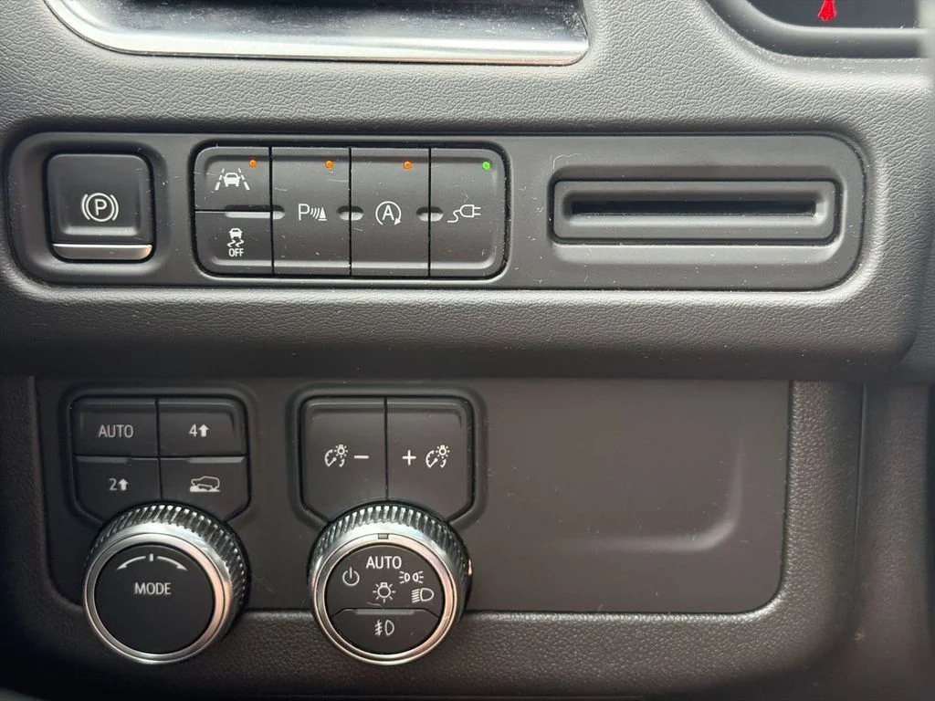 Used 2022 White GMC SLE image 18