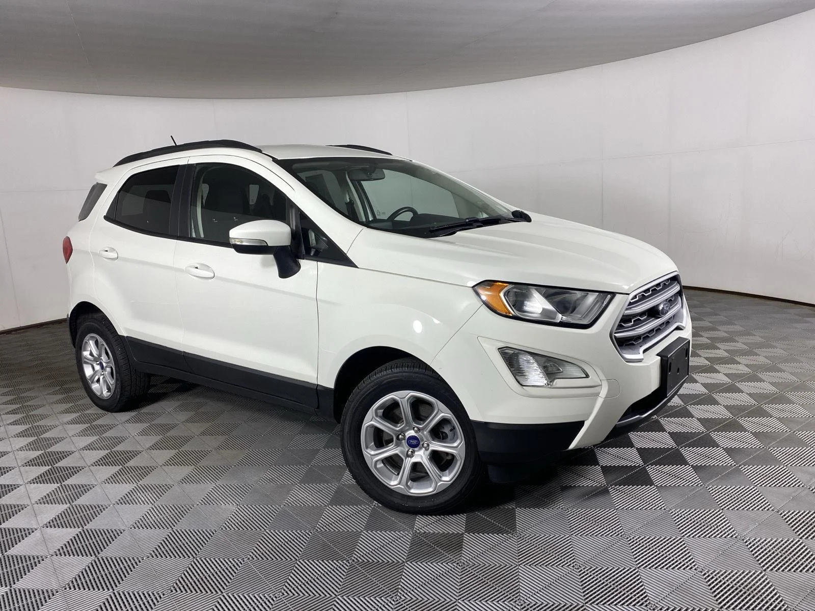 Used 2019 Diamond White Ford SE image 5