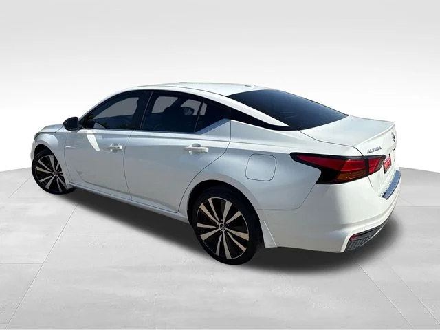 Used 2022 White Nissan 2.5 SR image 5