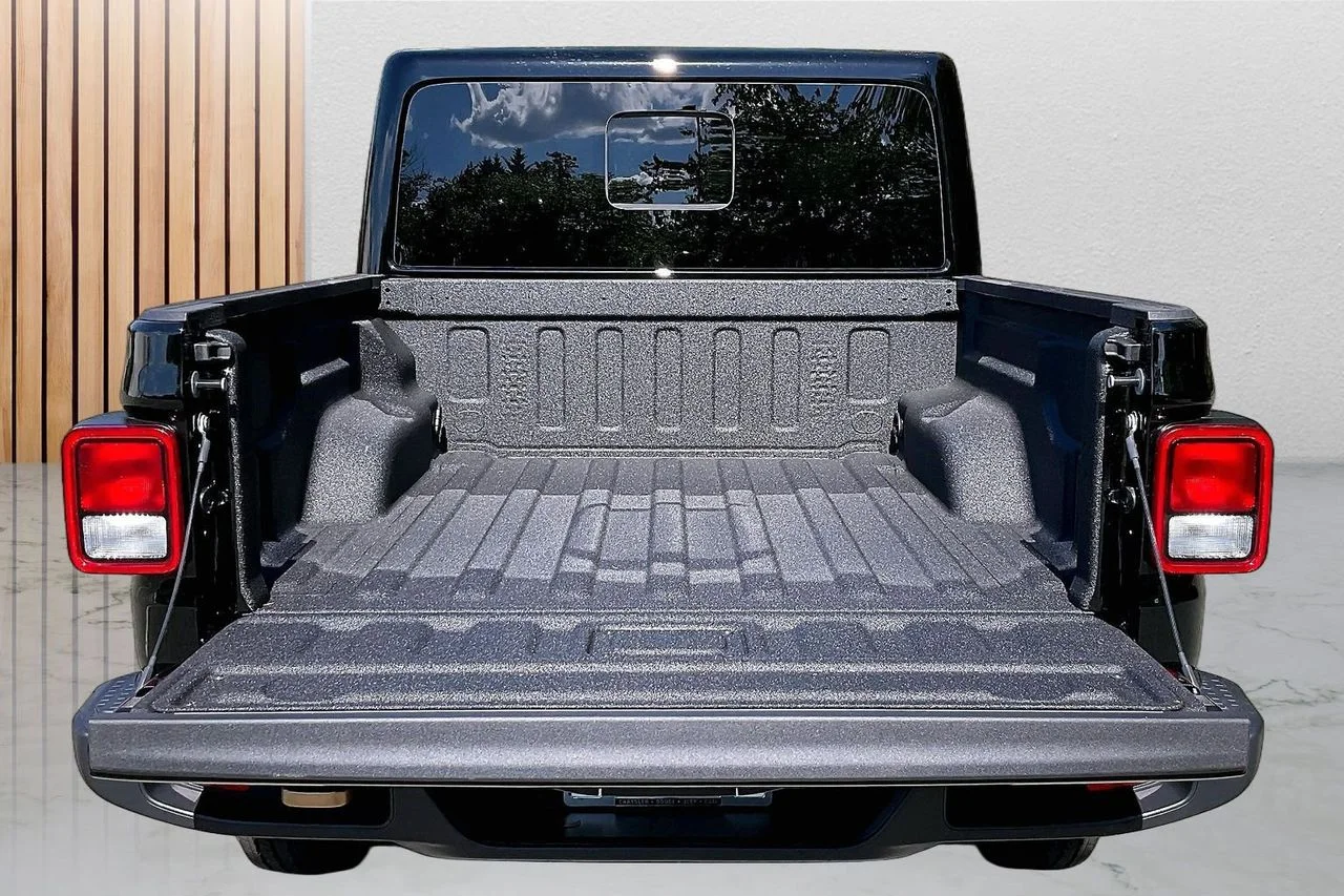 New 2026 Black Clear-Coat Exterior Paint Jeep 85th Anniversary Edition image 23