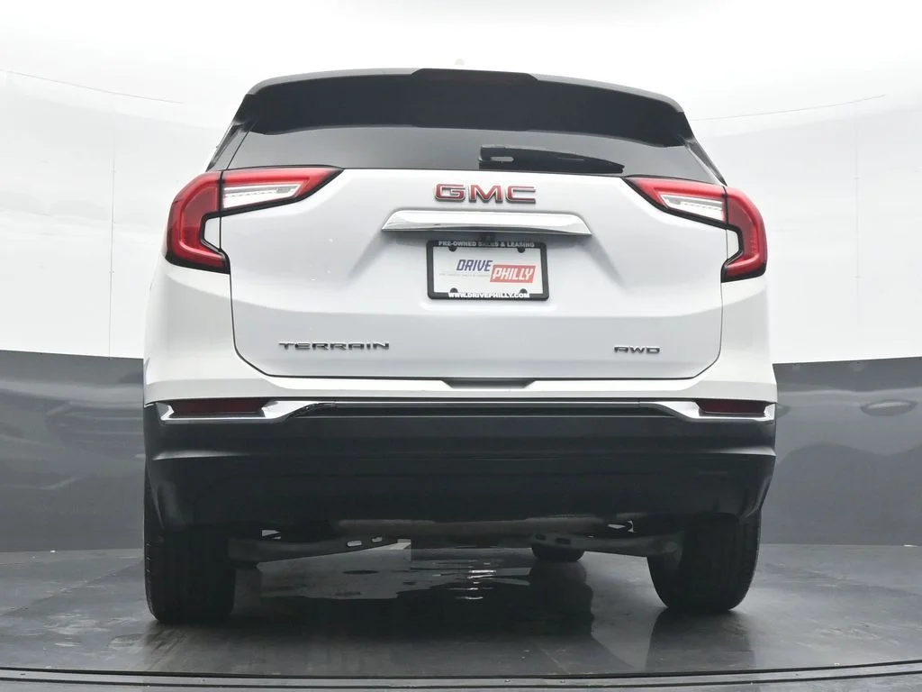 Used 2024 White GMC SLT image 30