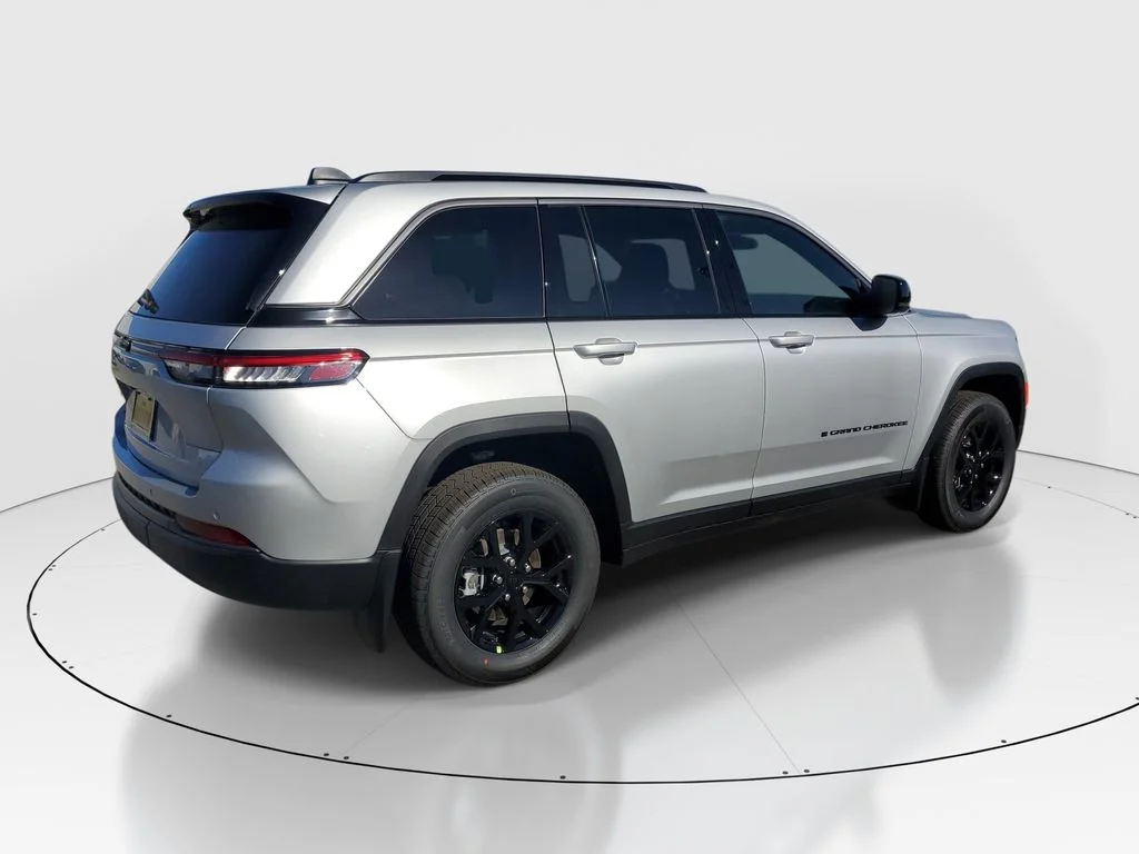 New 2026 Silver Zynith Exterior Paint Jeep Altitude image 3
