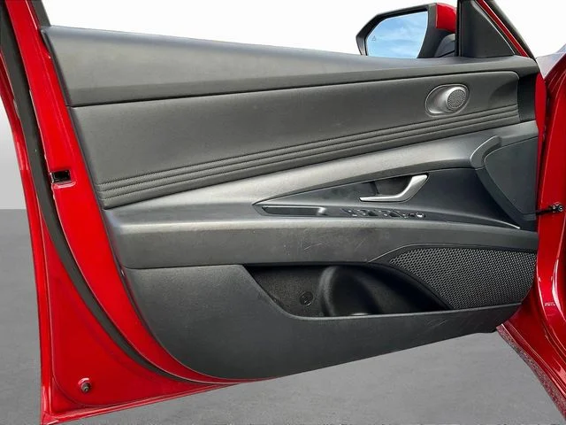 Used 2025 Red Hyundai SEL Convenience image 21